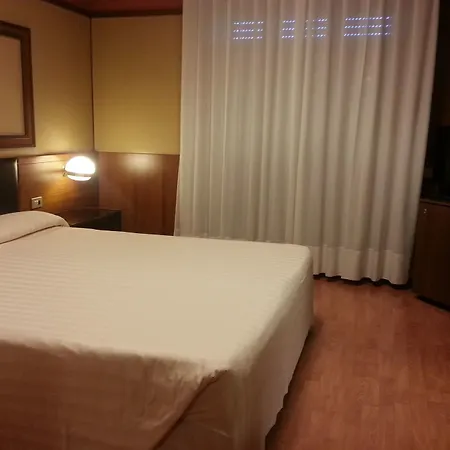 精英大酒店 4*